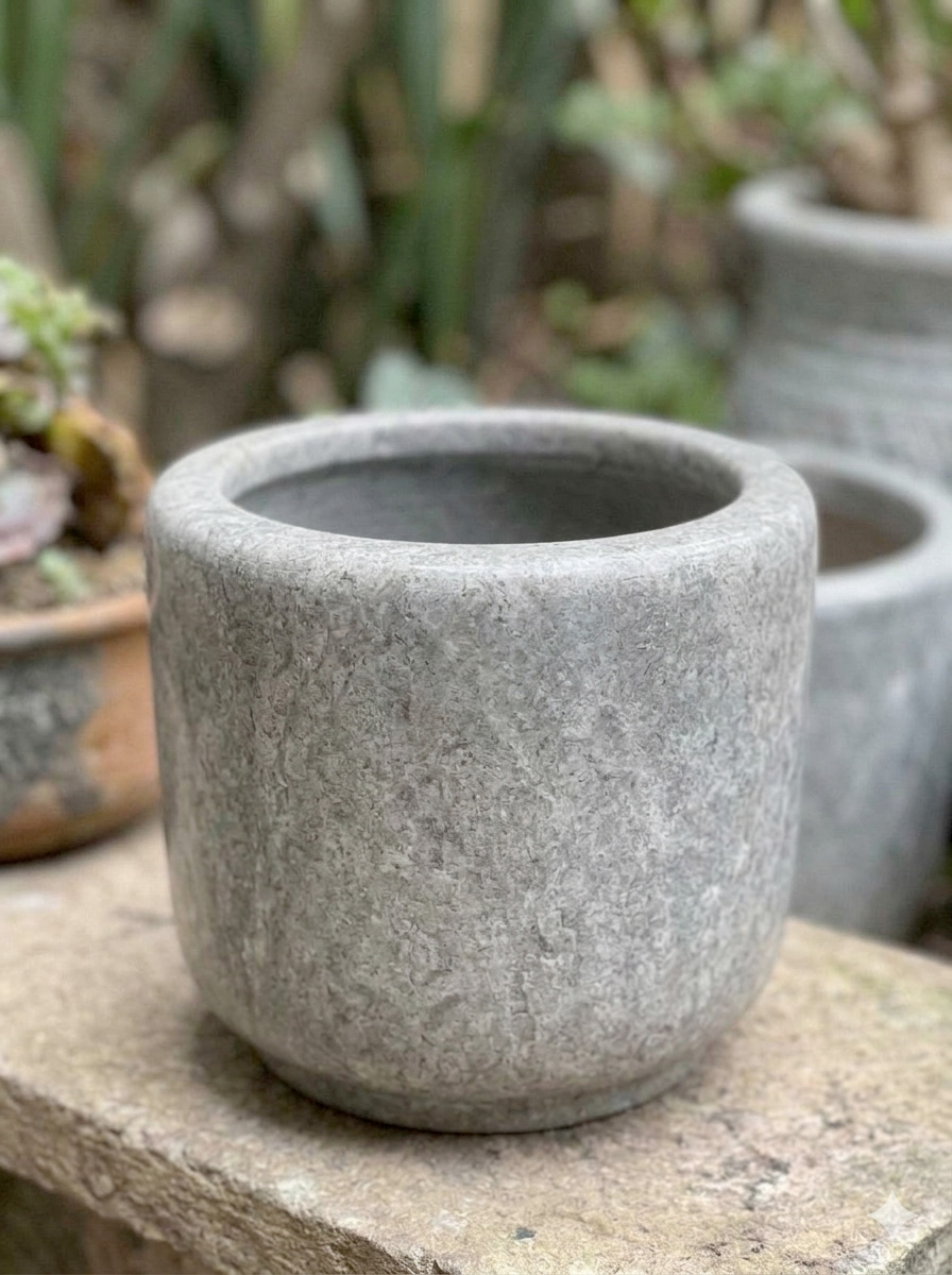 Maceta de barro gris moteada